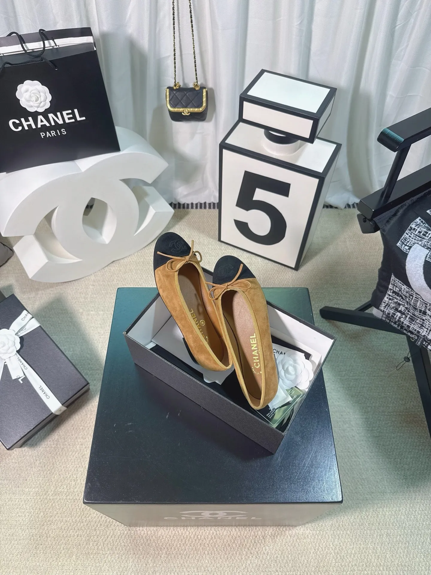 👟👟Ex-factory price 480👟👟 Generation * grade 25s Chanel fragrance is beautiful Maillard color back hollow Sling-back sandals flat/thick heel/high heel Sling-back came out in 1957, and then the two-tone design became a Chanel classic! Very suitable for spring and summer🩰 The two-color design is simple and exquisite, with a square toe and generous temperament. It visually lengthens the leg line. The color of the toe creates a sense of color difference. The back lace design is simple and elegant. It is a classic model that can be worn for hundreds of years. It is worth buying!! Upper: Customized metallic sheepskin. Inner pads: imported sheepskin. Heel height: ballet shoes. Sole: Italian A-grade genuine leather outsole. Size: 35-39 (34.40.41.42.43 is custom-made and non-returnable)
